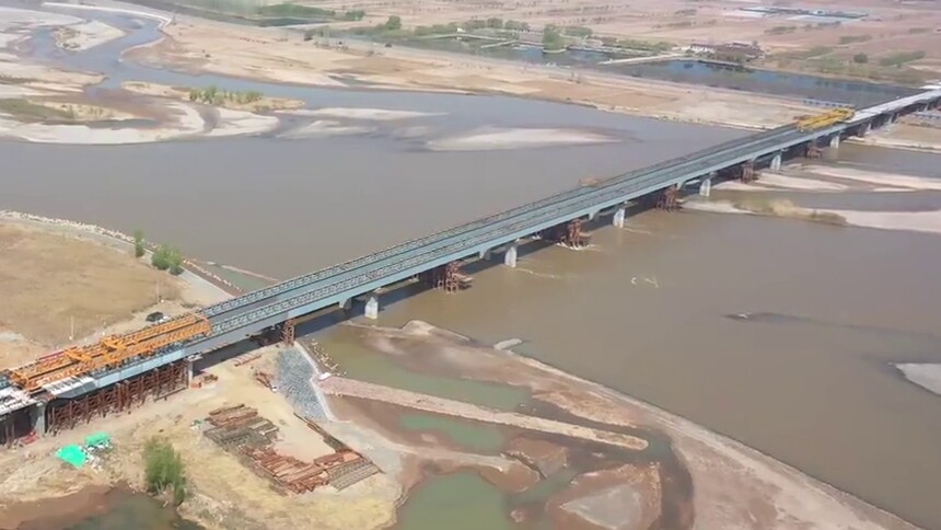 乌玛高速公路控制性工程镇罗黄河特大桥合龙