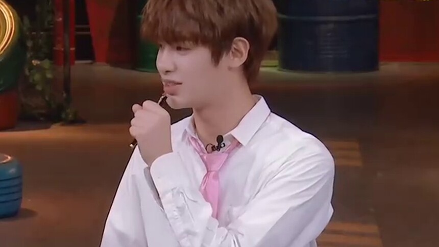 明侦5花絮社：超乖的贾乖巧原来是学霸宝宝 在线吃笔好萌呀