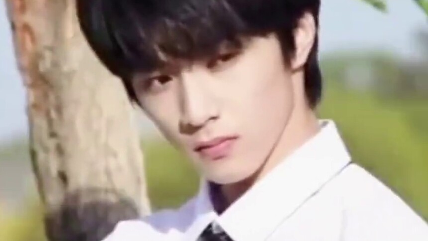 刘耀文15岁的氛围感绝了，请规定刘耀文禁止用脸鲨人！