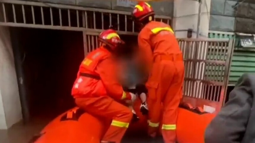 江西新余：暴雨袭城致小区内涝 消防紧急转移被困居民