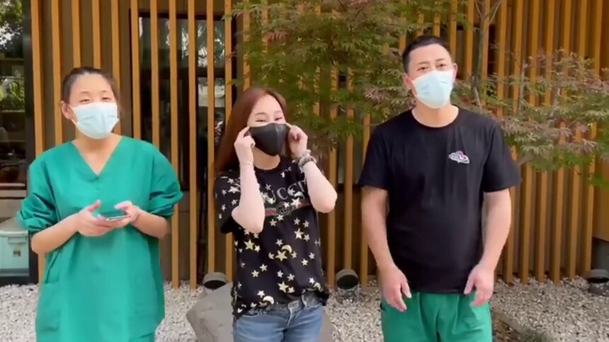 温岚和医护人员合唱《夏天的风》，悠悠歌声，温暖人心