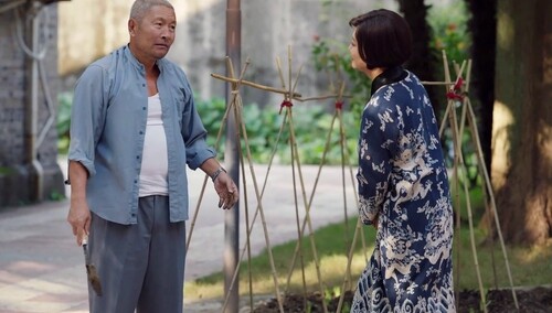兴奋的老小孩！蒋六毛带初恋女友看自己的菜园