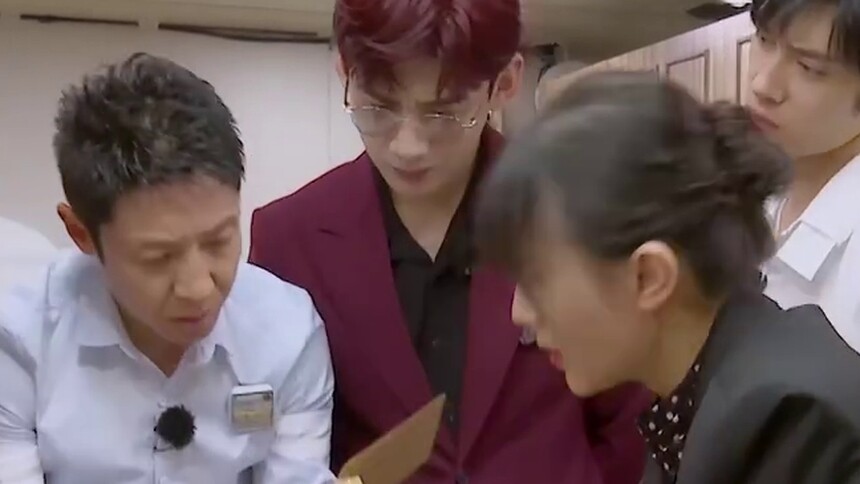 白敬亭扭头找角度看证据的亚子太萌了叭！集智慧与可爱一体的男人