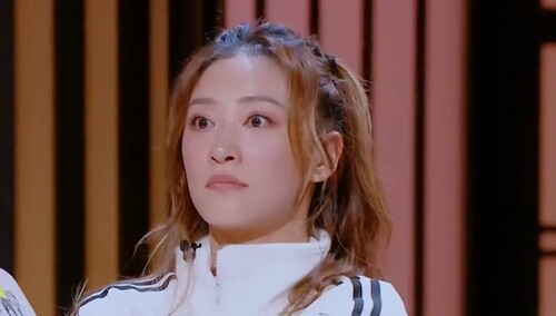 养生达人应采儿！在线吐槽王自健手毛可以梳中分！