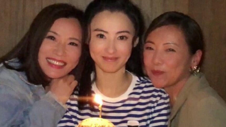 张柏芝与好友庆生照曝光 淡妆素雅笑容甜美状态好