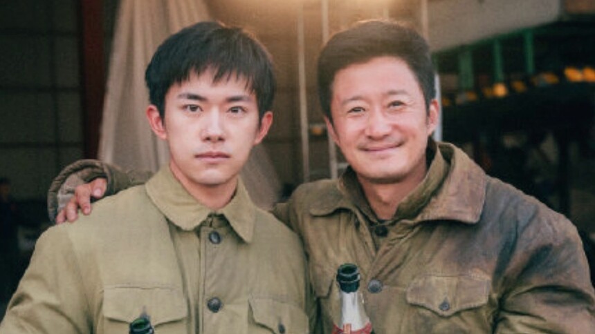 吴京千玺《长津湖》杀青照曝光 表情神似开机照引爆笑