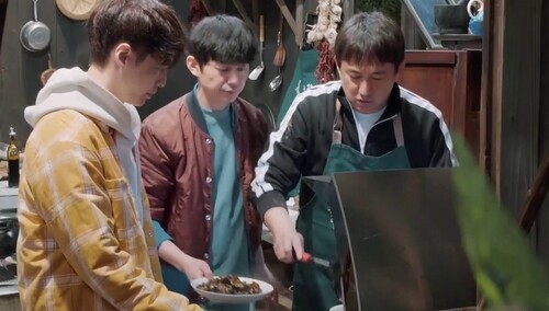 黄小厨又来分享独家菜谱啦！ 张艺兴认真听讲超用心