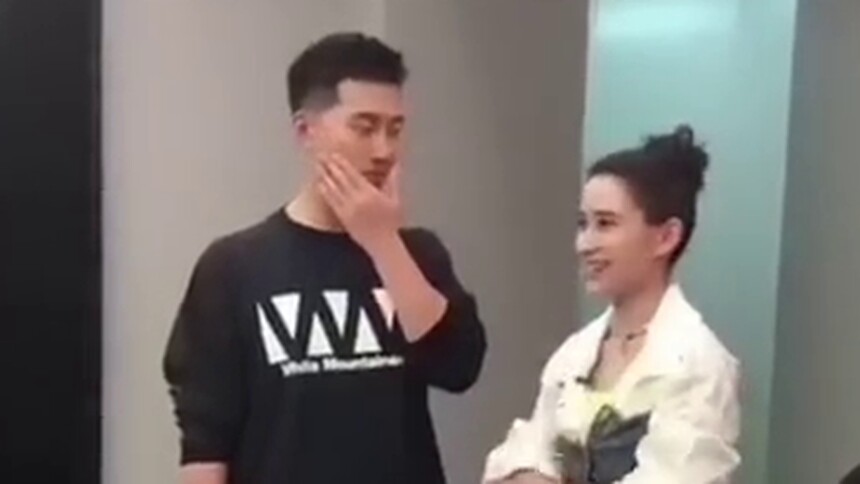 幸福！窦骁探班女友何超莲 有说有笑甜蜜十足