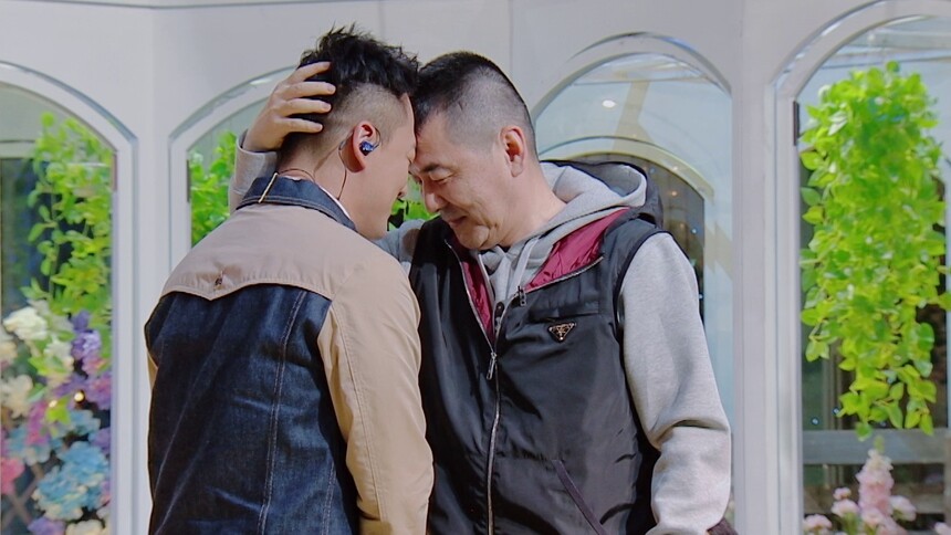 林峯被陈建斌摸头杀，满脸迷弟幸福笑