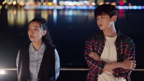 小妹跟三爽聊天，称可怜胡梦