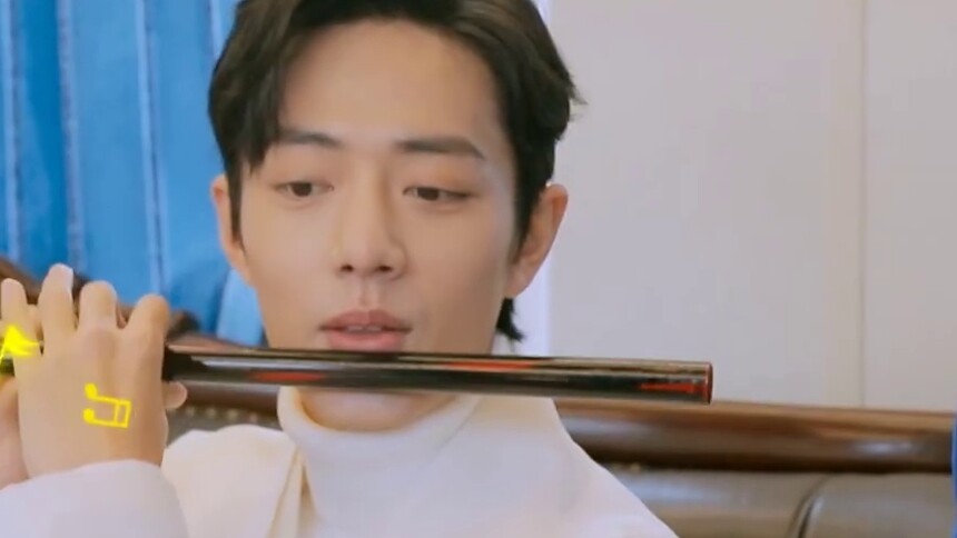 肖战转笛子超帅气，悠扬曲声却让何炅听出别样风味！