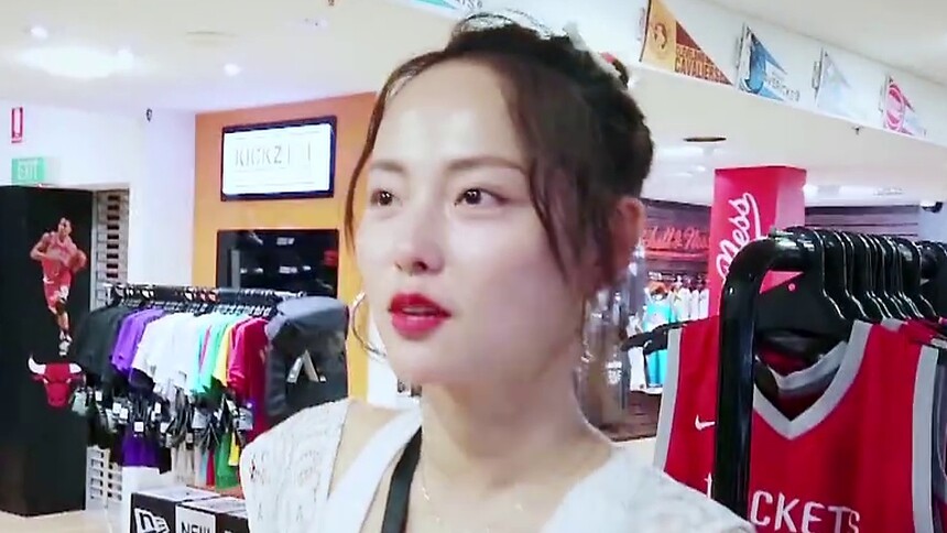 张嘉倪吃醋了！买超为了科比凌晨四点起床！