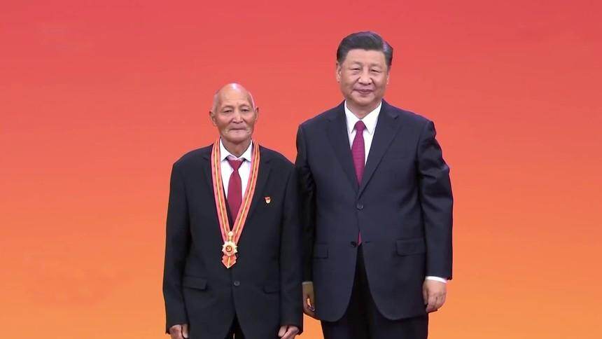 习近平为魏德友颁授“七一勋章”