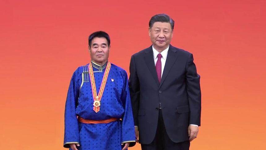 习近平为廷·巴特尔颁授“七一勋章”
