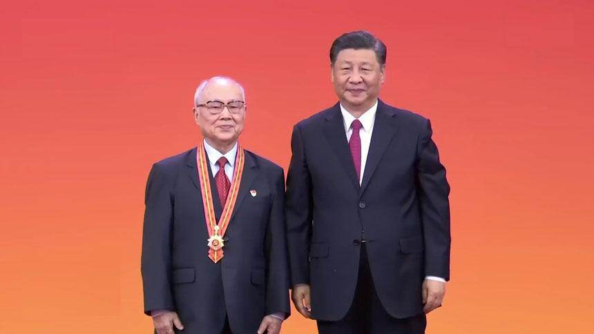 习近平为吕其明颁授“七一勋章”