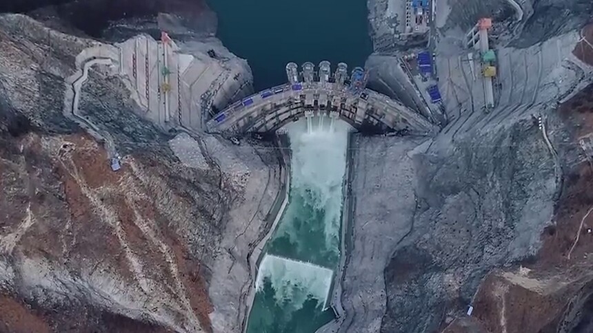 雅砻江杨房沟水电站首台机组并网发电