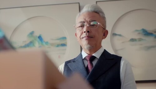 沉甸甸的爱 外公给顾人齐零食箱子