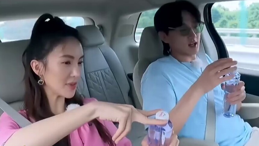 金晨用两根手指拧开瓶盖，美少女壮士果然不简单