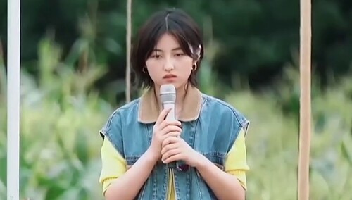 张子枫现场演唱《举镜子的女孩》 嗓音纯净飘荡田野上空