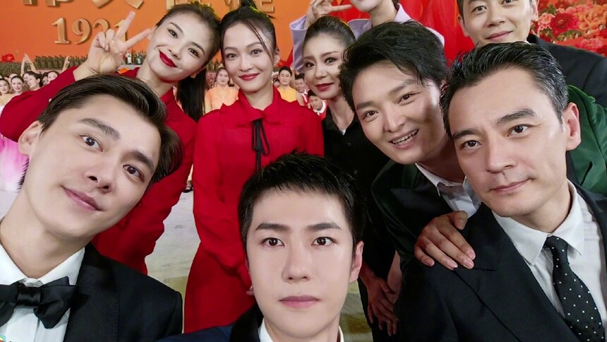 帅哥的梦幻联动！李易峰分享王一博拍的大合照