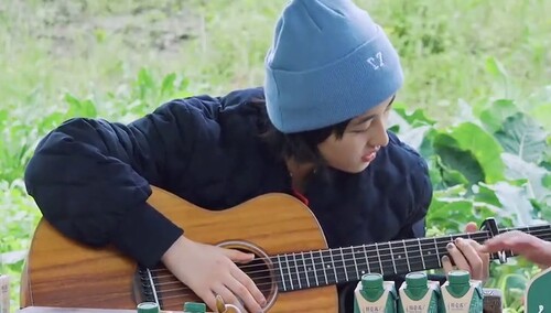 黄雅莉教张子枫弹吉他画面超耐心 齐弹举镜子的女孩