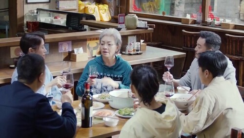 《对你的爱很美》第32集看点：宋丹丹宣布恋爱 惊呆张嘉译刘敏涛