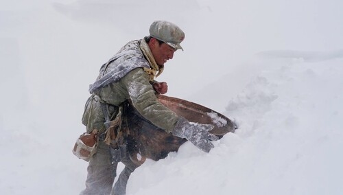 长白山风雪肆虐 拍摄被迫停止 群演突然晕倒 无疑雪上加霜