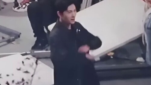 杨洋片场欢乐跳舞，原来你是这样的于老师，有被可爱到！