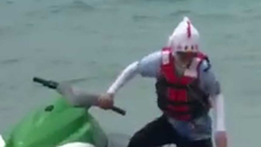 青春路透社：范丞丞戴小鸡帽子一路狂奔 名不虚传范三岁