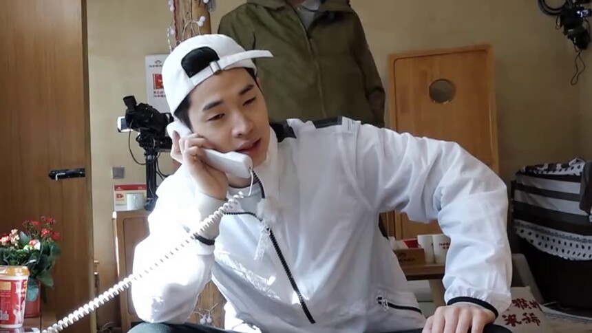 “我们见过面！” 白百何调皮点菜出谜题