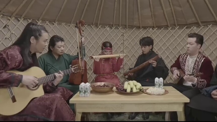 丁真纪录片拍摄花絮，在蒙古包里演出也是很有韵味了，帅哥笑容鲨我！