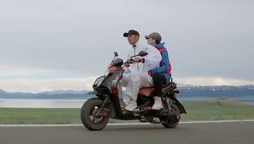 章贺郭柯宇甜蜜拥抱 郭柯宇发起旅行邀请