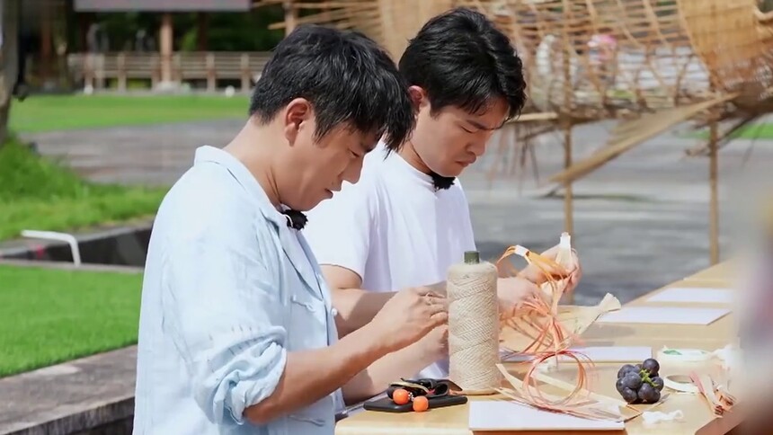 秦昊王彦霖学竹编，小贾和李沁来捣乱，真是“冤家路窄”