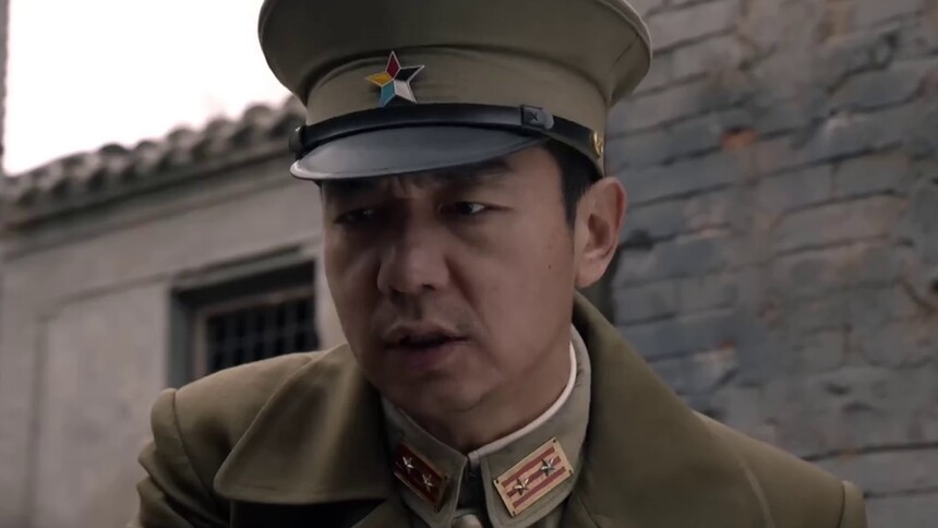 强子装成重伤的地下党引赵文忠上钩
