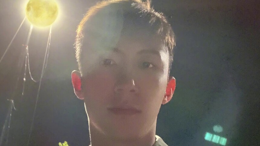 相似度太高！黄景瑜中秋晒剧组人工月亮送祝福