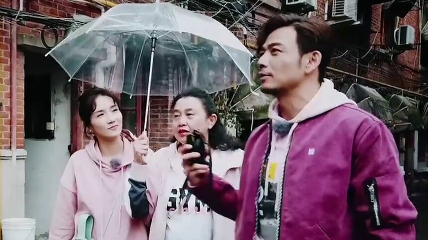 杨烁拍照把老妈老婆当人肉背景，谜之取景+高斯模糊！