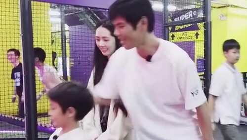 小两口未播：向佐李亦航游乐场玩“疯”了 郭碧婷一旁围观眼神超幸福