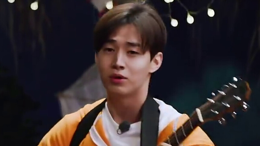 大华深情献唱《the lazy song》，表演者是认真的，但这个粉丝有点……特别