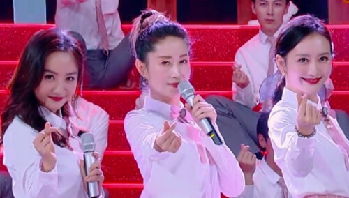 为姐姐们打call！刘敏涛王鸥杨蓉成团首次公演《可爱女人》
