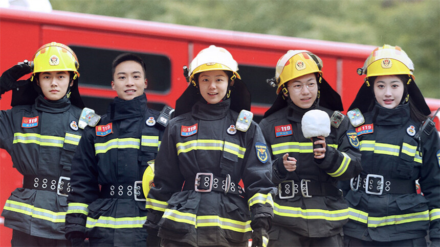 勇往直前的我们第8期：新生主持随警宣传消防知识 孙乐言喜获消防出警资格