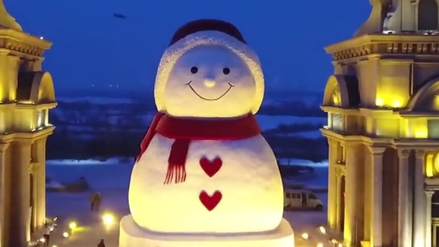 巨型雪人亮相哈尔滨松花江畔