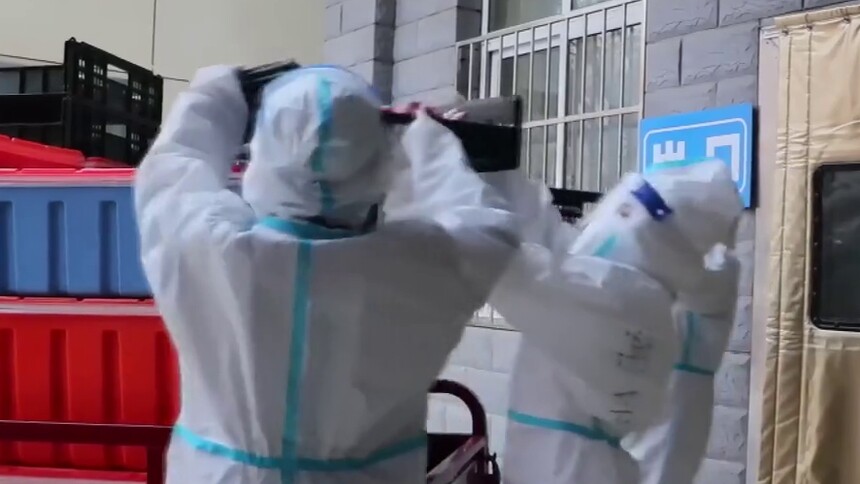 封控区志愿者谢芳：线下服务抗疫 线上居家健身