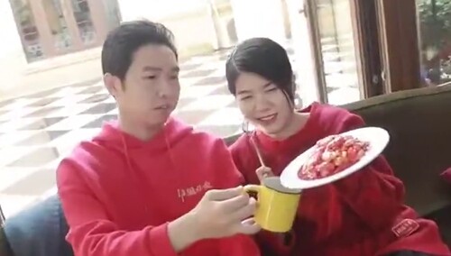 杨笠杨蒙恩最佳损友新年封面，你相信男女之间有纯友谊吗？