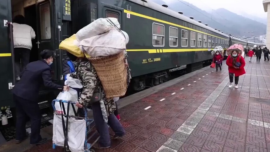秦巴山区穿越风雪的“慢火车”