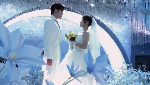 有情人终成眷属！“白金夫妇”举行婚礼