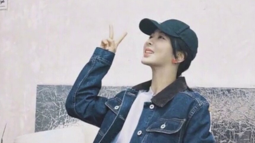 杨紫晒牛仔衣棒球帽随拍，对镜比耶托腮甜酷切换自如，随意又舒适！