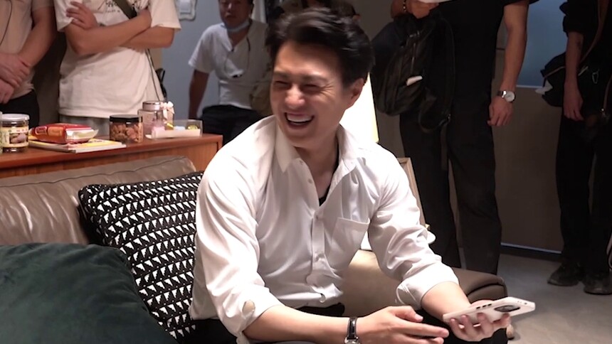 《底线》独家彩蛋：靳东成毅情绪“崩溃”幕后，剧组喜怒哀乐全揭秘