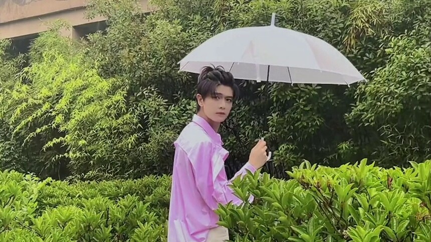 围观任嘉伦拍摄，共同感受这份雨中的宁静吧！又被国超帅到的一天！
