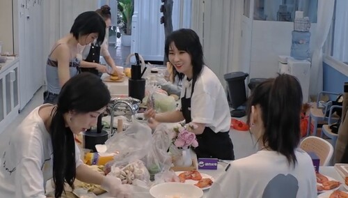 全员一同备菜分享边角料 姐妹同心温馨气氛拉满