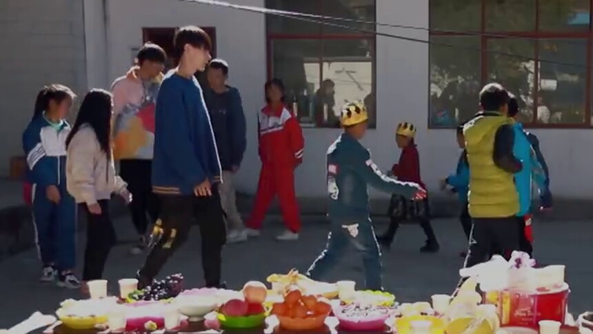 王李银带哥哥们参加同学生日会，王烨飞秒变游戏黑洞
